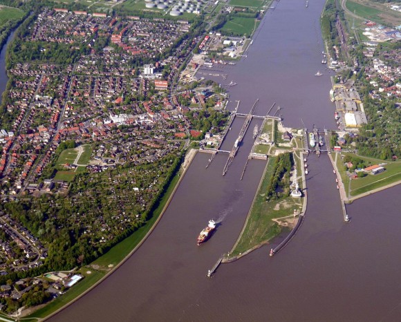 Elbe trifft Nord-Ostsee-Kanal: Bick auf die Schleusen in Brunsbüttel. Bild: UlrichAAB, CC BY 3.0, über Wikimedia Commons 