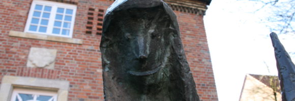 So freundlich kann die Spinnlenor dreinblicken: Skulptur aus einem Droste-Gedicht. Bild: Monika Gemmer