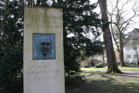 Hörster Friedhof: Gedenkstein für Clemens Maria Franz von Bönninghausen. Bei dem Homöopathen war Annette von Droste in Behandlung. Bild: Monika Gemmer