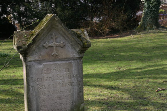 Hörster Friedhof: Grab von Christoph B. Schlüter, literarisch-philosophischer Gesprächspartner der Droste, der auch ihre erste Gedichtausgabe von 1838 betreute. Bild: Monika Gemmer