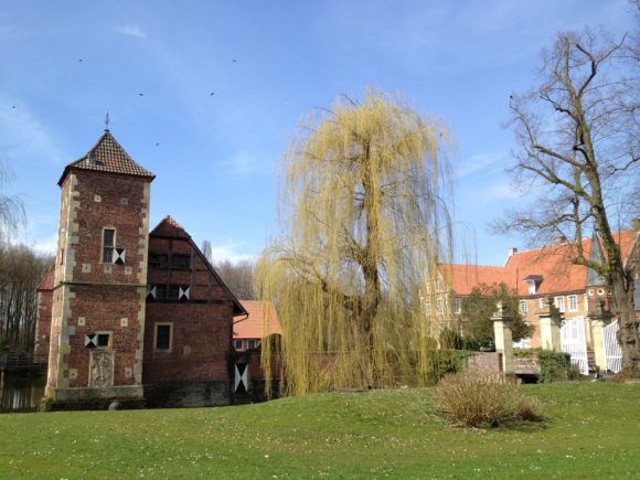 Burg Hülshoff: Vorburg (links) und Haupthaus (rechts). Bild: Monika Gemmer