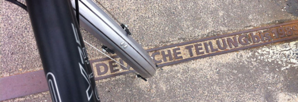 Auf den Spuren der Teilung: Straßenmarkierung in Berlin-Mitte